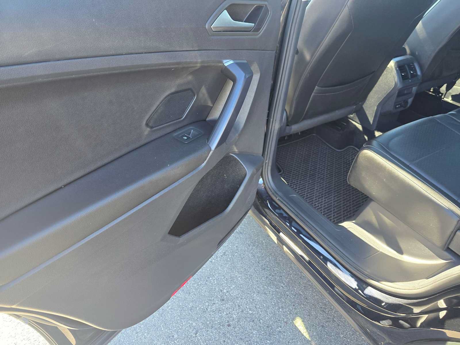 Used 2021 Volkswagen Tiguan SE w/ Panoramic Sunroof Package FWD image 16