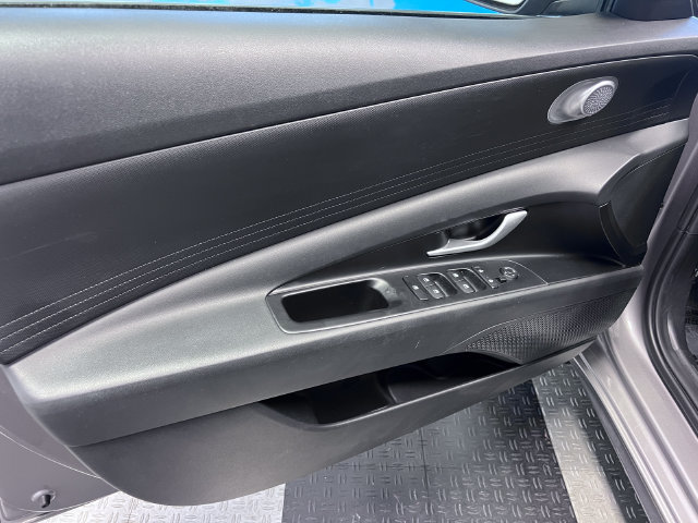 Used 2023 Hyundai Elantra SE FWD image 7