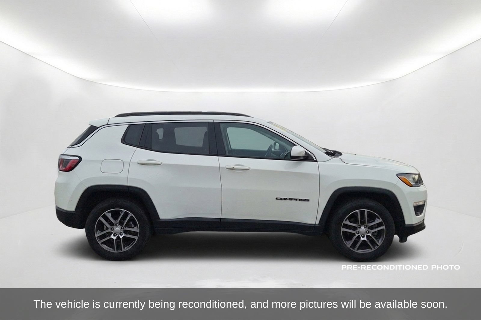 Used 2018 Jeep Compass Latitude w/ Popular Equipment Group FWD image 4