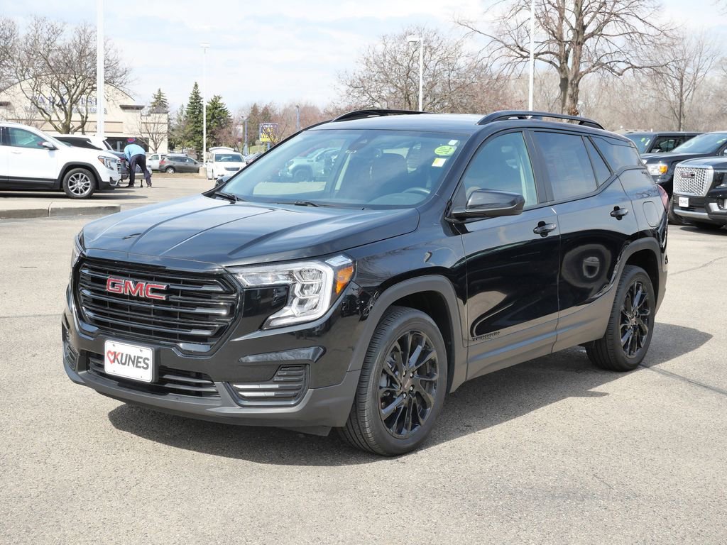 Used 2024 GMC Terrain SLE w/ Driver Convenience Package image 4