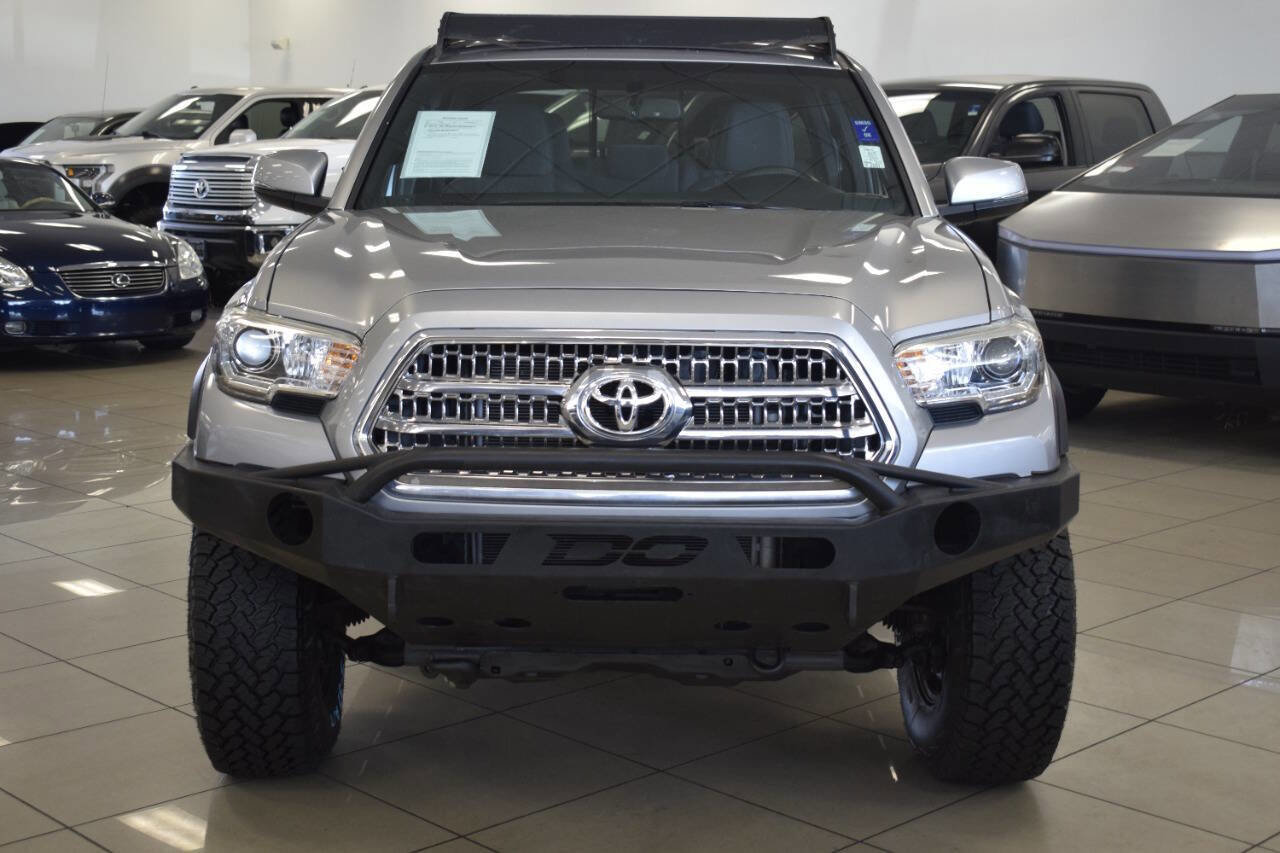 Used 2017 Toyota Tacoma TRD Off-Road image 2