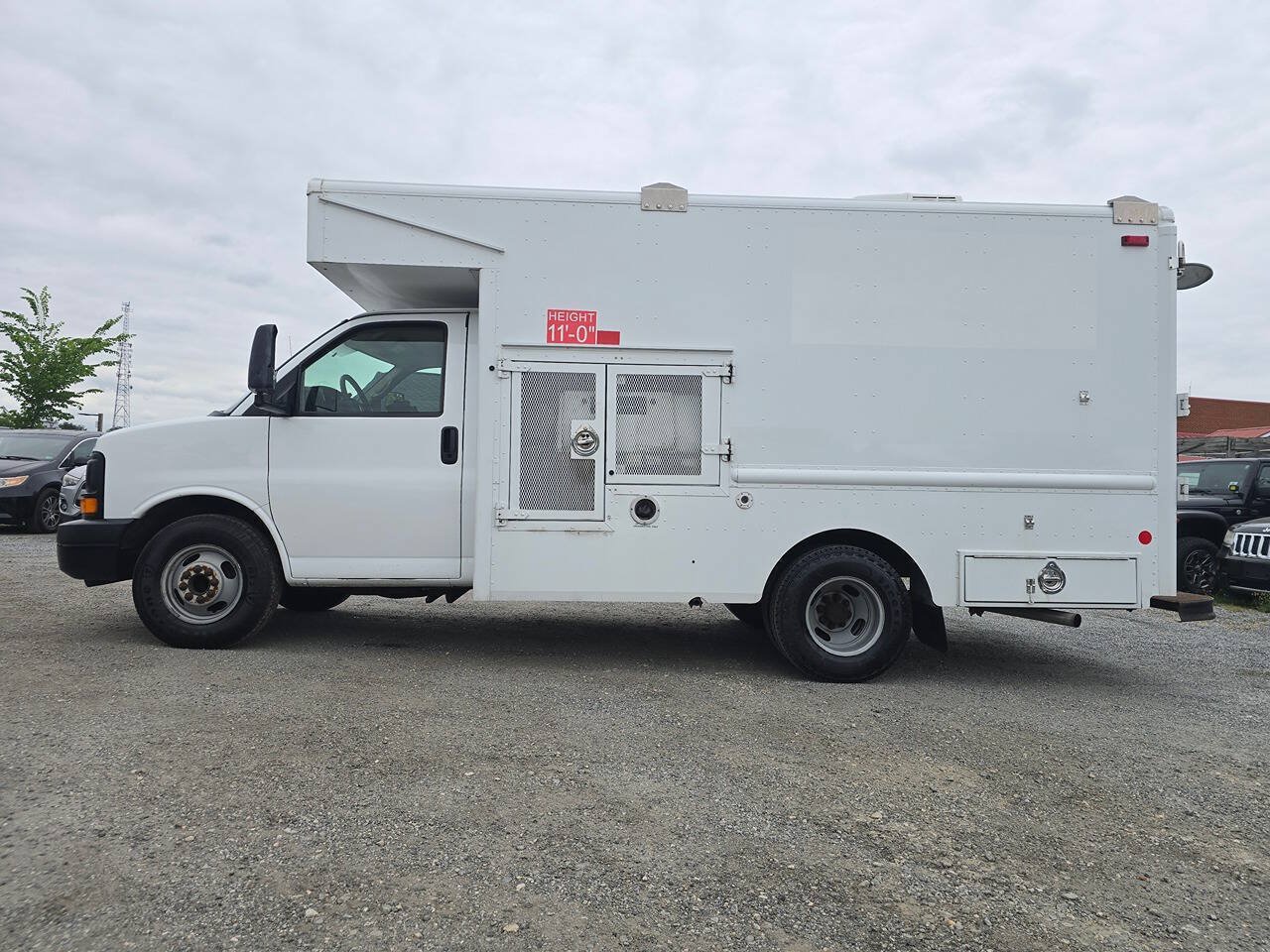 Used 2009 Chevrolet Express 3500 RWD image 2