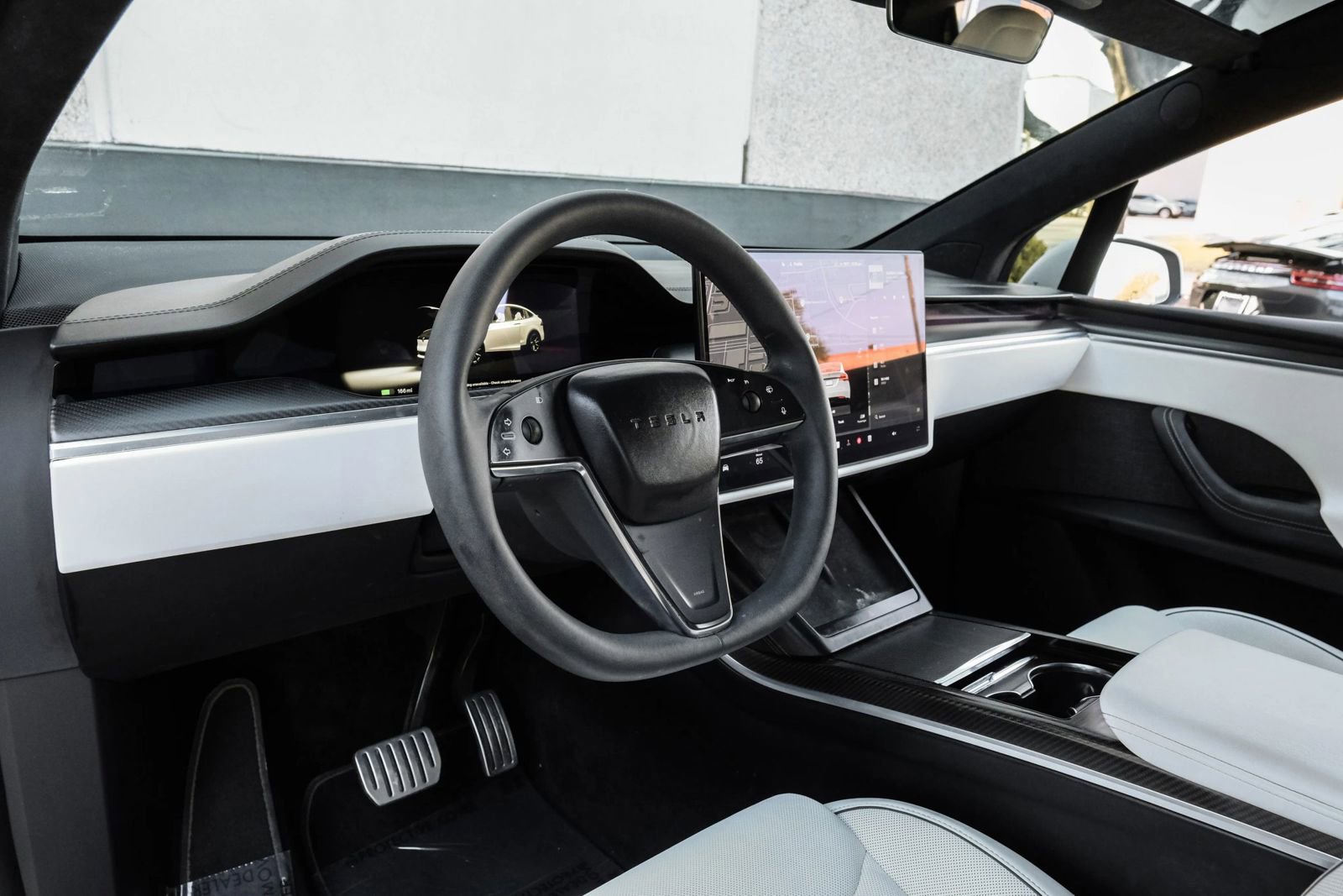 Used 2023 Tesla Model X Plaid image 2