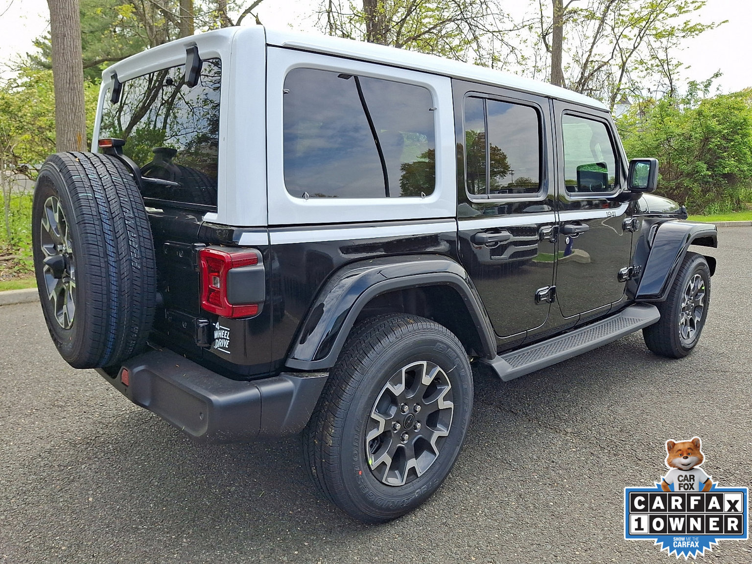 New 2026 Jeep Wrangler Unlimited Sahara w/ Whitecap Package AWD/4WD image 3