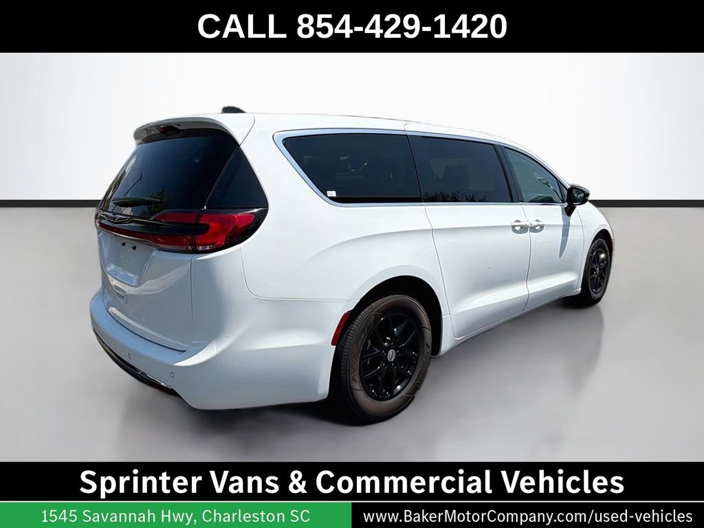 Used 2024 Chrysler Pacifica Touring-L FWD image 5