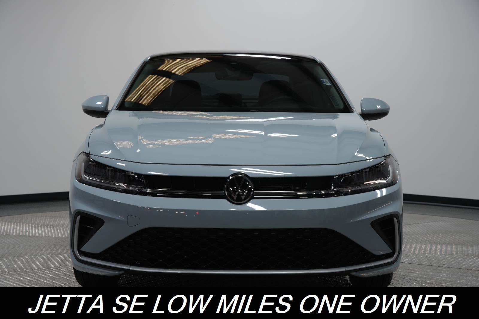 Used 2025 Volkswagen Jetta SE image 2