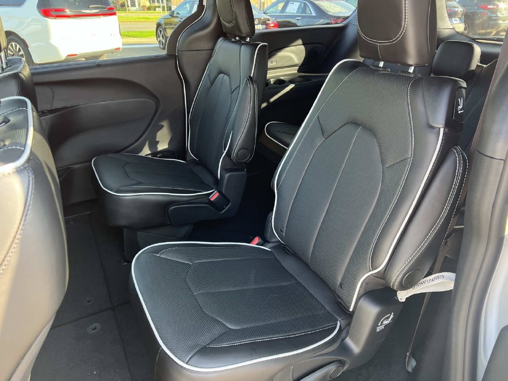 New 2027 Chrysler Pacifica Limited AWD/4WD image 12