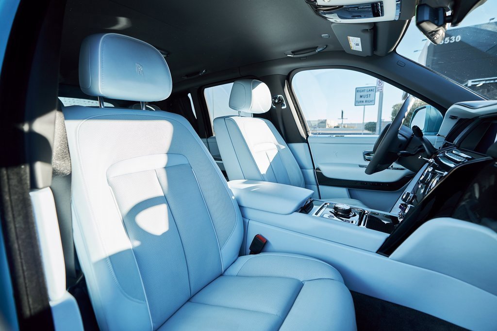 Used 2022 Rolls-Royce Cullinan Black Badge w/ Dark Exterior Package image 40