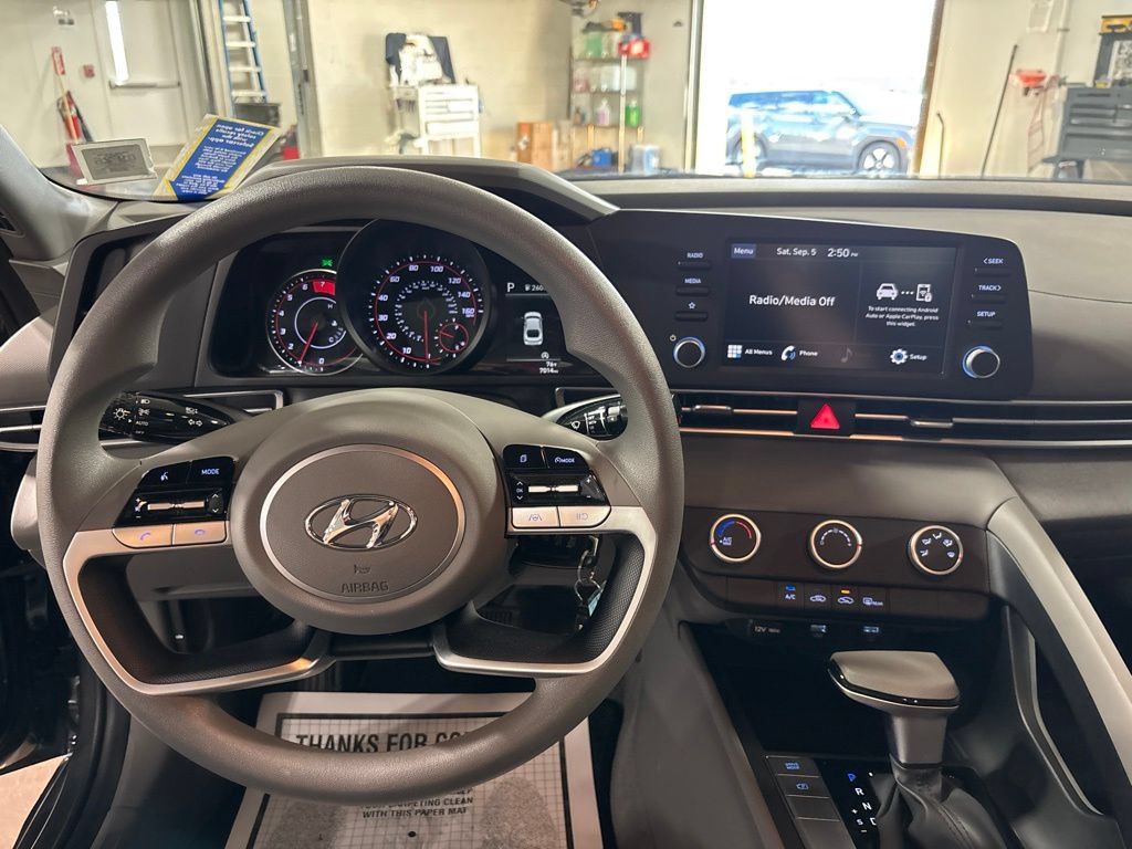 Used 2023 Hyundai Elantra SE FWD image 13