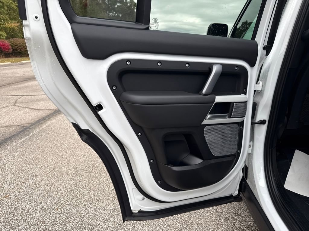 New 2024 Land Rover Defender 130 X-Dynamic SE image 12