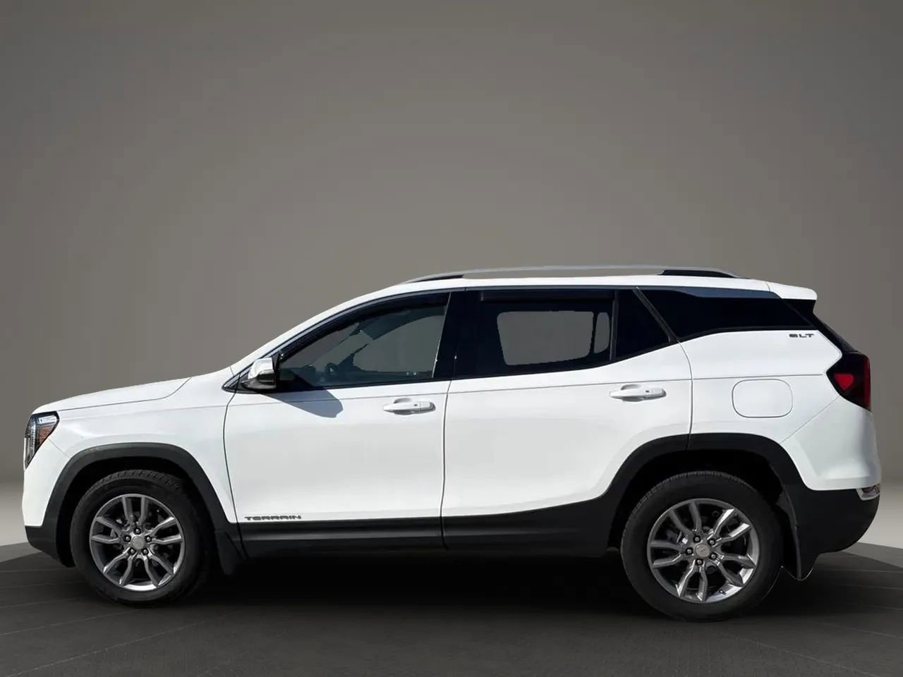 Used 2022 GMC Terrain SLT image 2