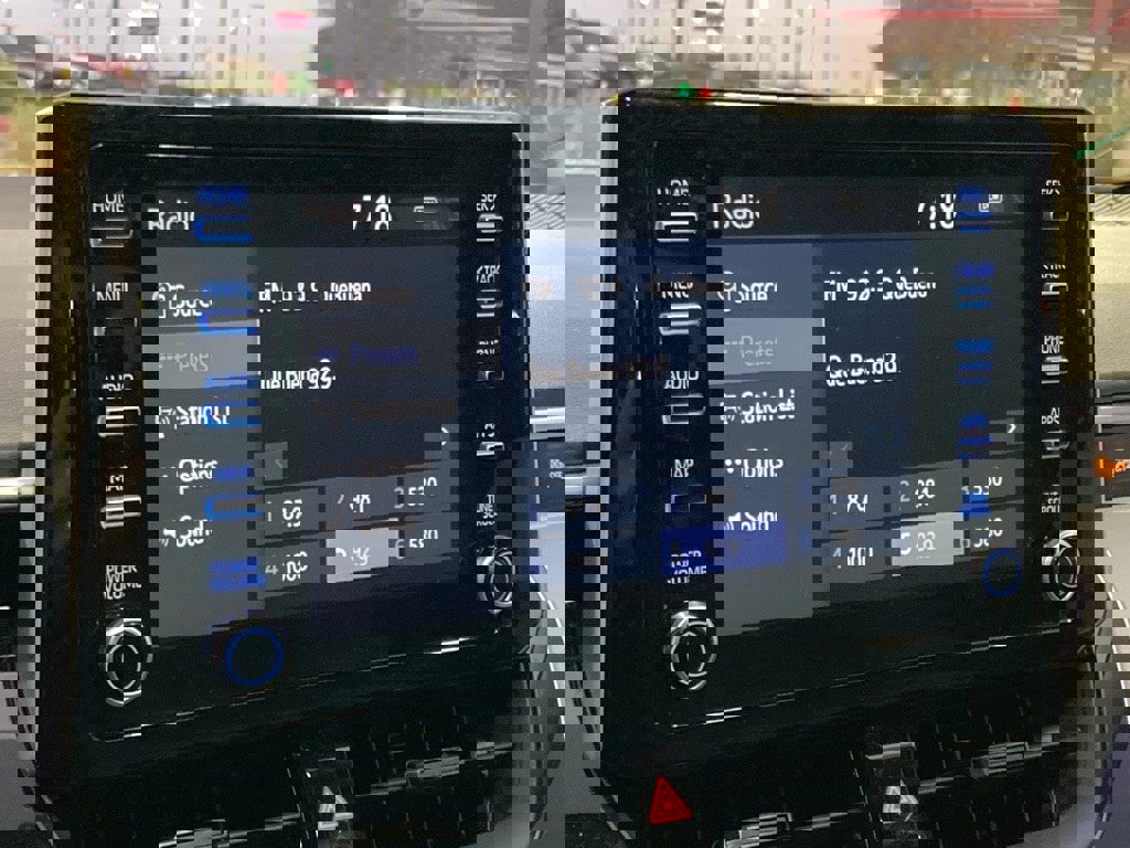 Used 2020 Toyota Corolla LE image 18