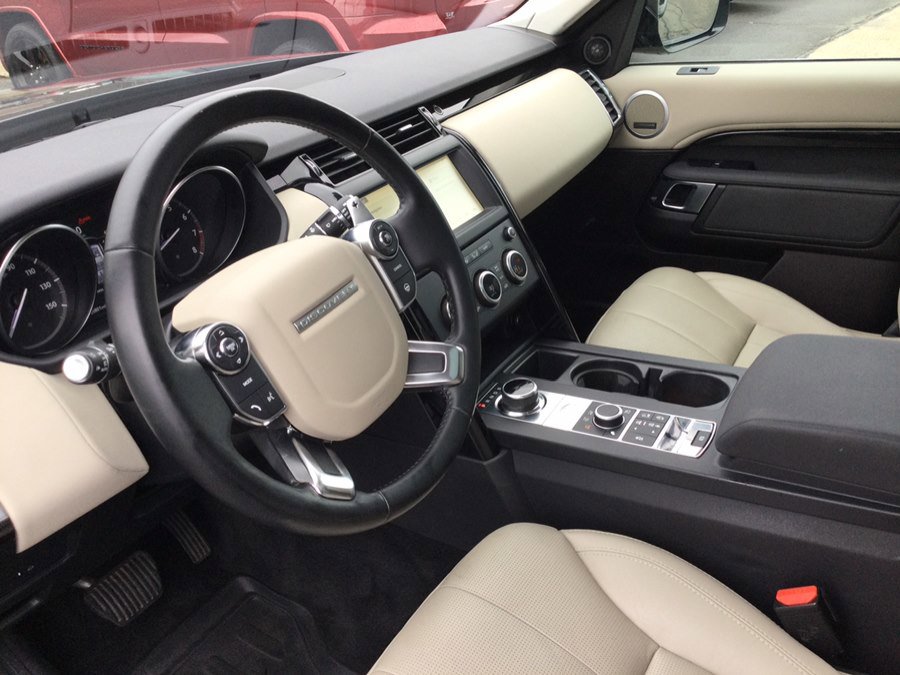Used 2018 Land Rover Discovery SE image 10