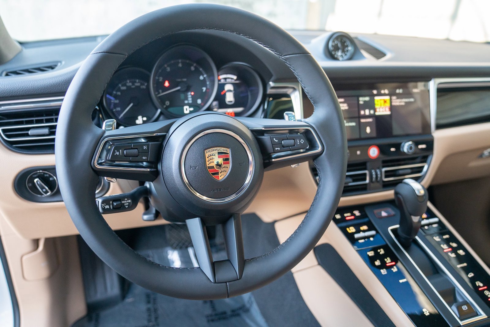Certified 2025 Porsche Macan image 12