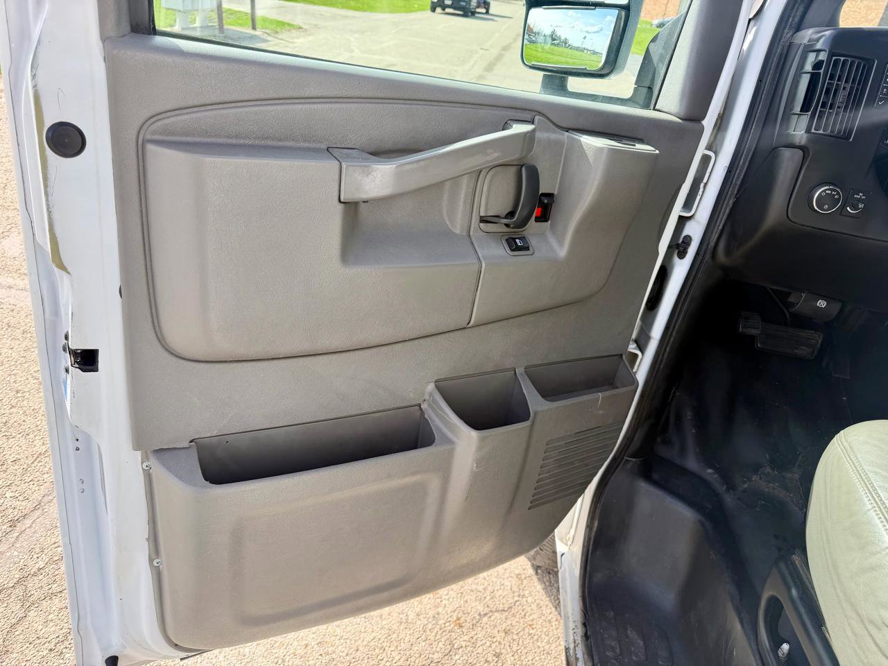 Used 2017 Chevrolet Express 3500 image 14