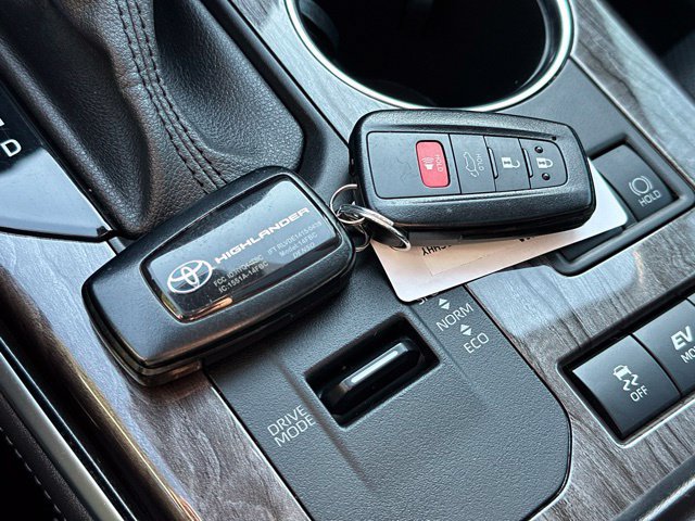 Used 2021 Toyota Highlander Limited AWD/4WD image 37