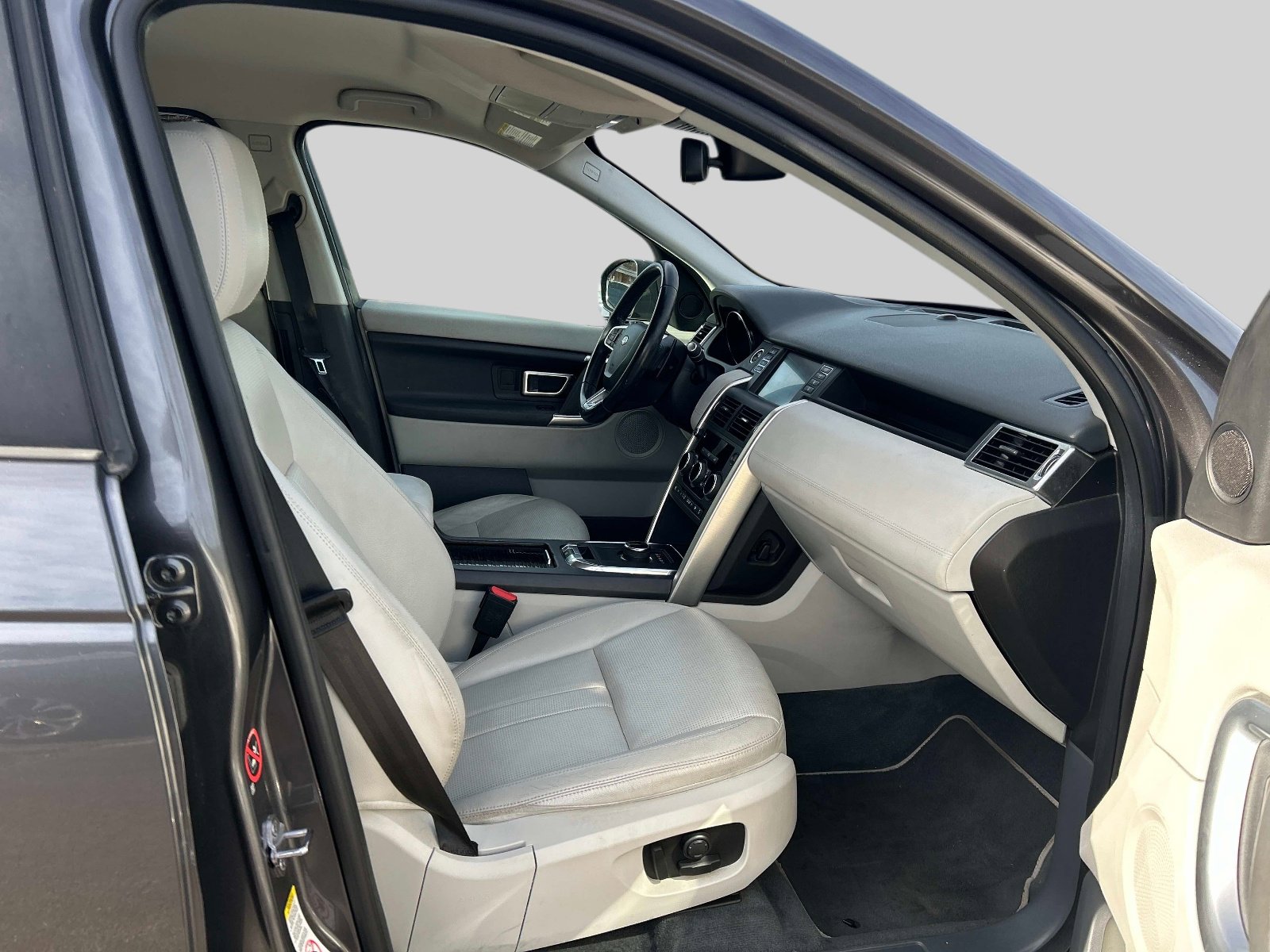 Used 2019 Land Rover Discovery Sport SE image 18