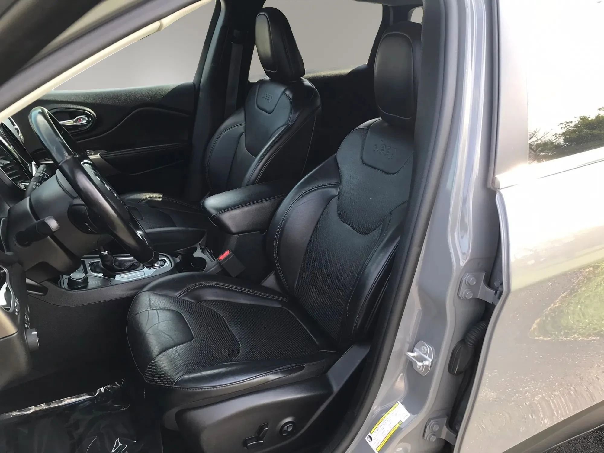 Used 2019 Jeep Cherokee Limited w/ Technology Group AWD/4WD image 34