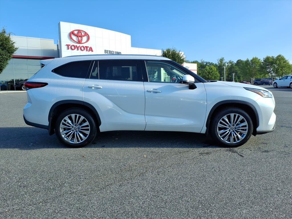 Used 2023 Toyota Highlander Platinum AWD/4WD image 3