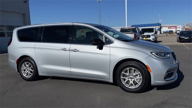 Used 2024 Chrysler Pacifica Touring-L image 3