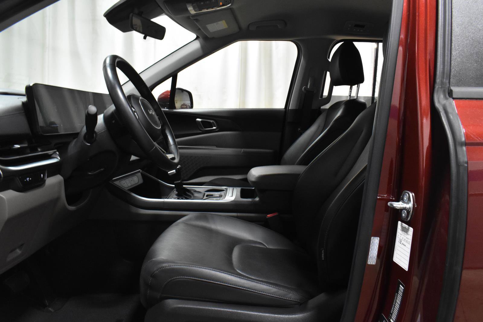 Used 2025 Kia Carnival FWD image 8