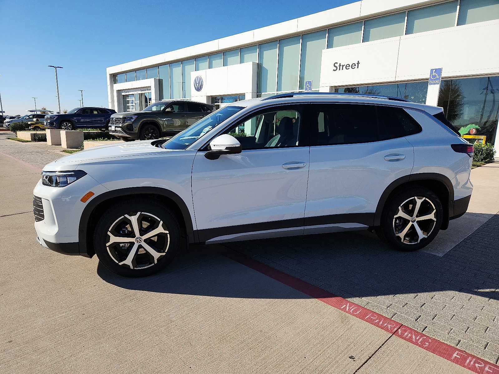 New 2026 Volkswagen Tiguan SE image 2