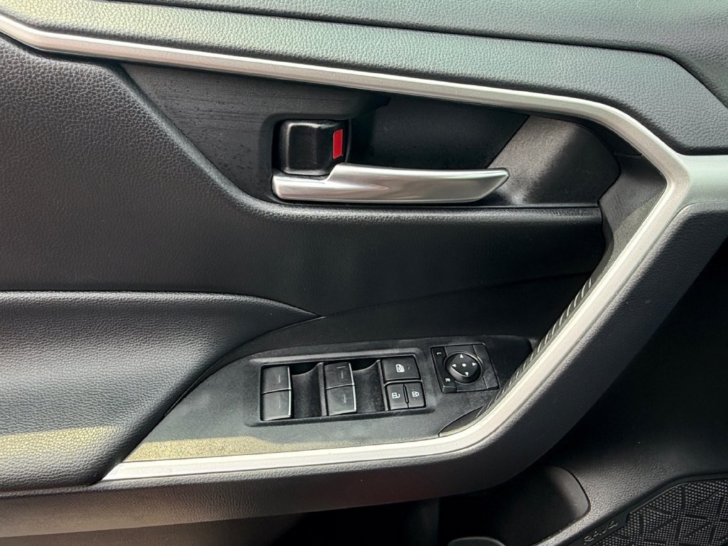 Used 2025 Toyota RAV4 XLE AWD/4WD image 11