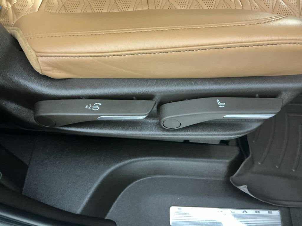 Used 2022 Cadillac Escalade Premium Luxury image 17