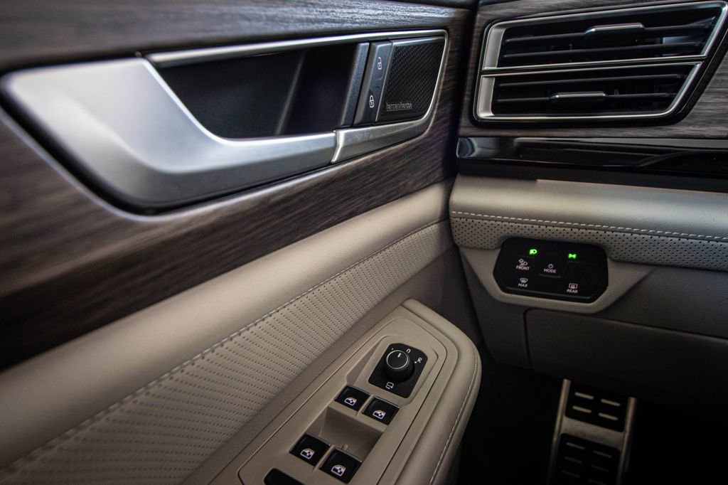 Used 2024 Volkswagen Atlas SEL Premium R-Line image 40