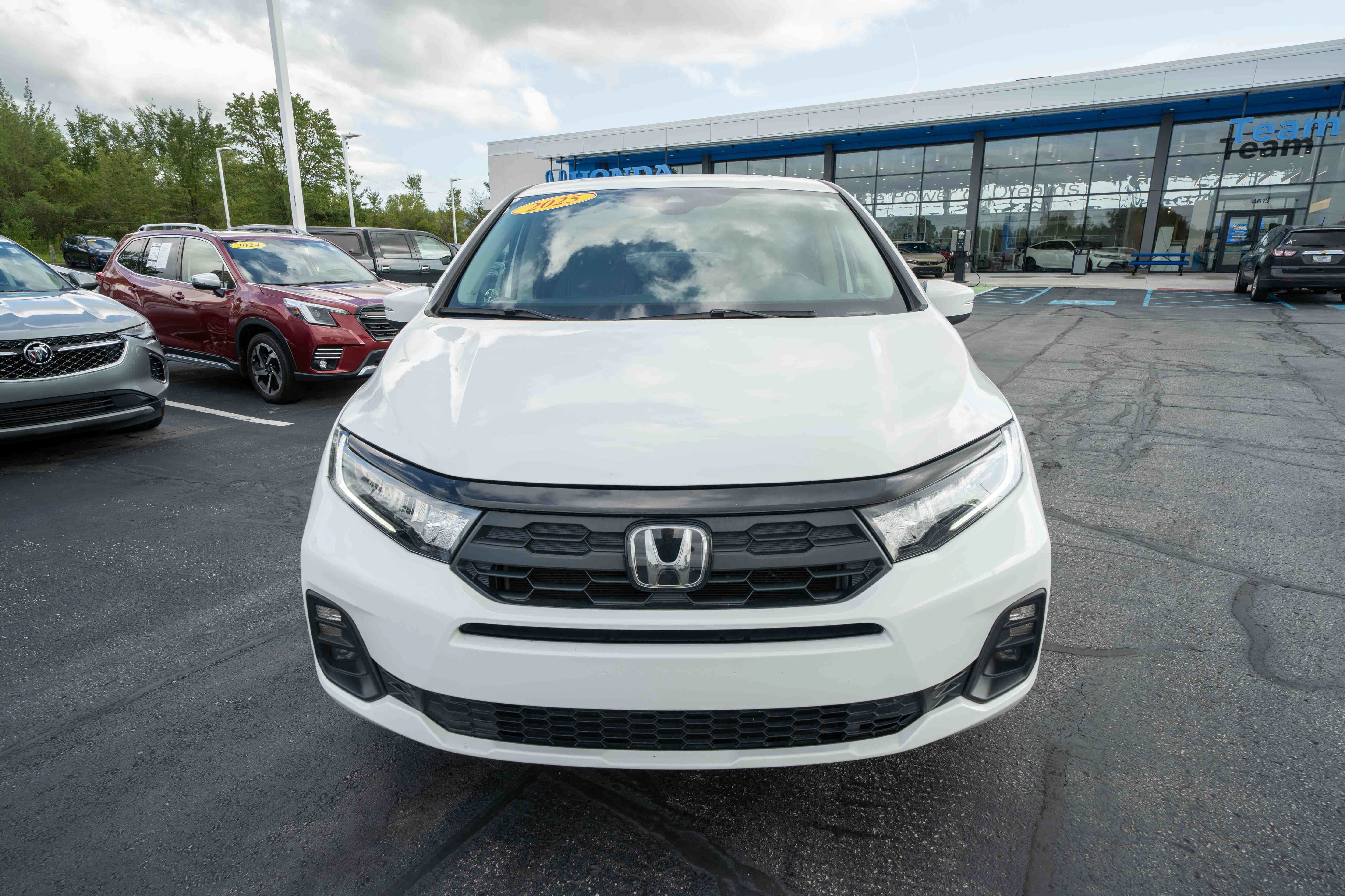 Used 2025 Honda Odyssey EX-L image 2
