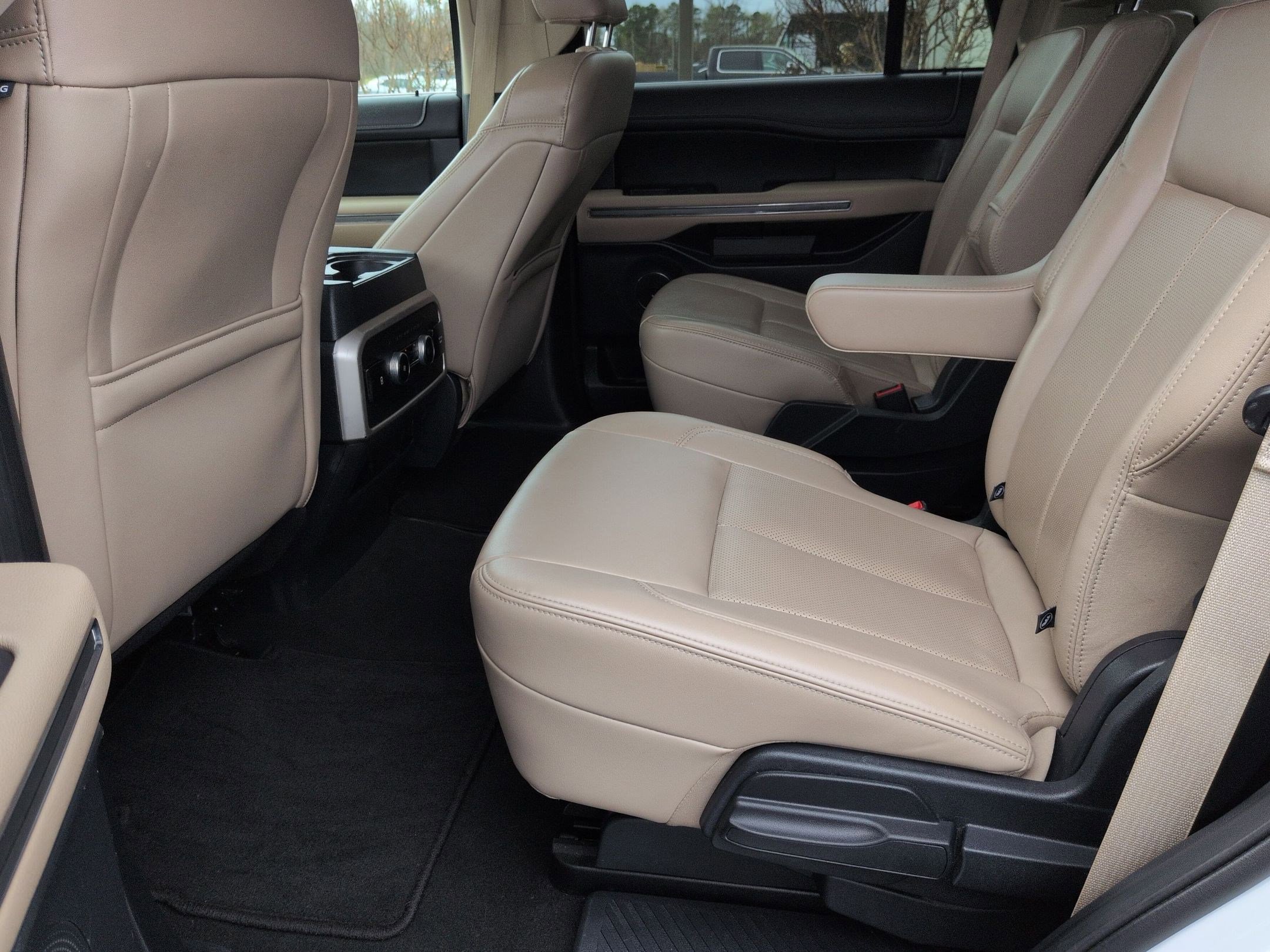 Used 2024 Ford Expedition XLT image 16