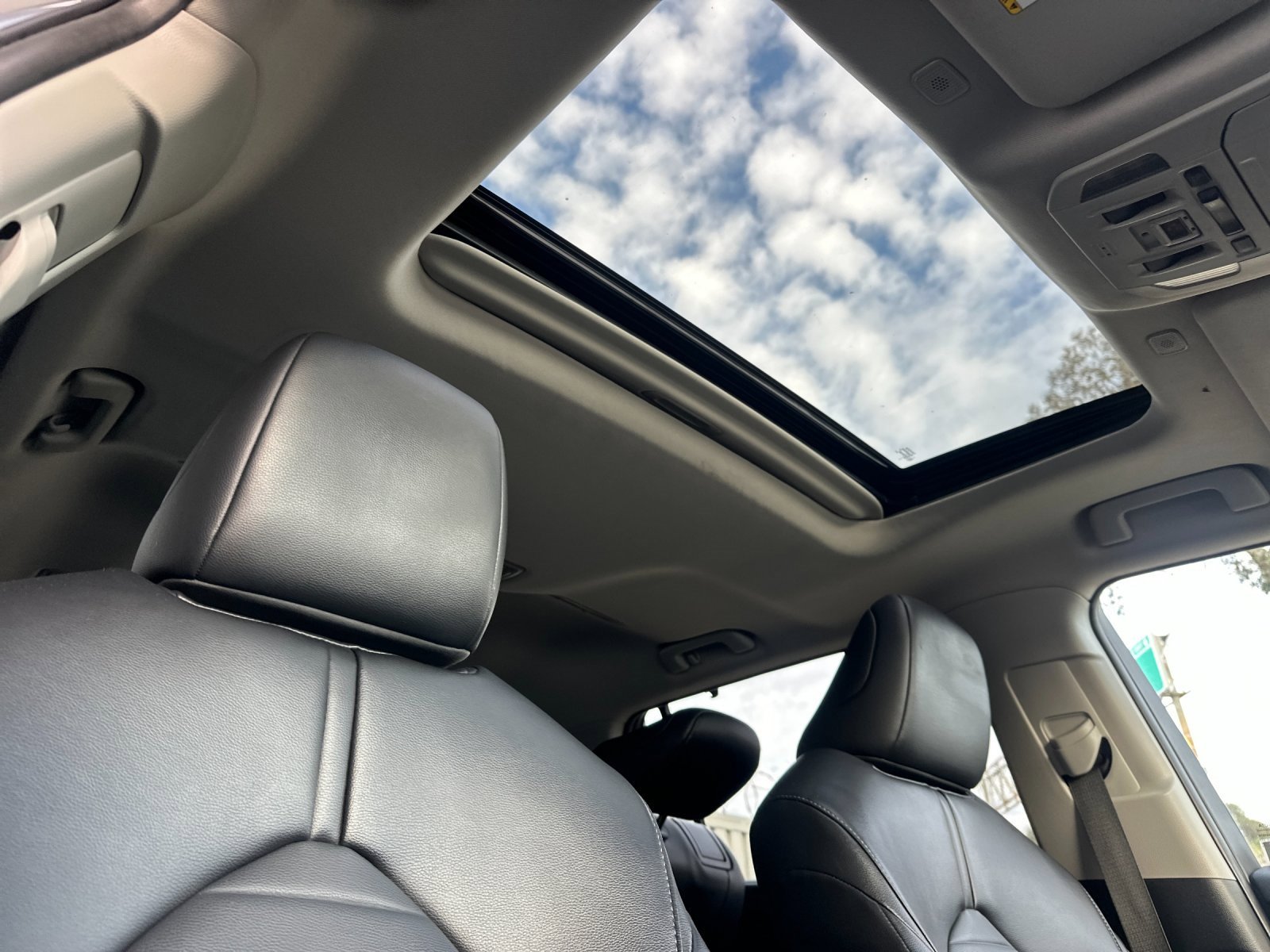 Used 2023 Toyota Highlander XLE image 17