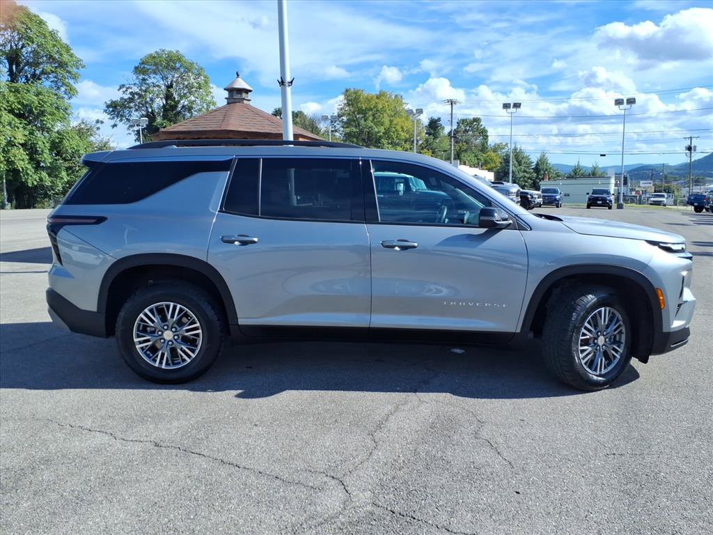 Used 2025 Chevrolet Traverse LT FWD image 3