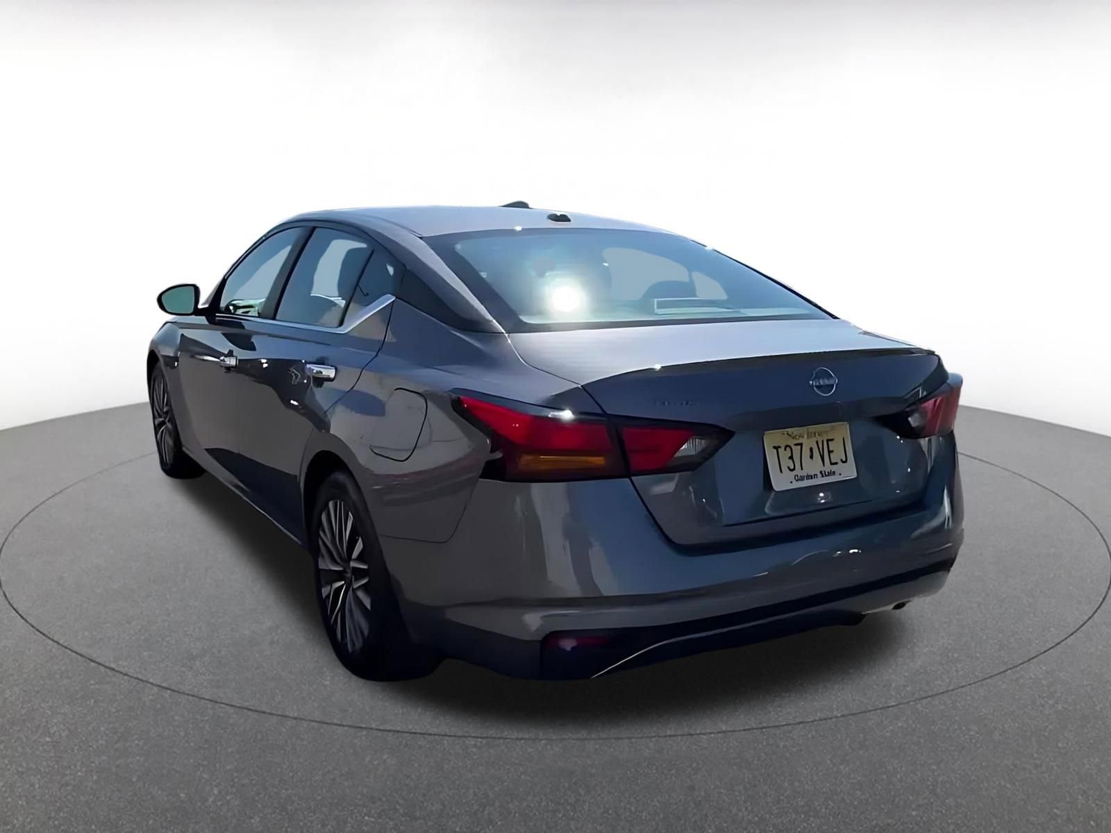 Used 2025 Nissan Altima 2.5 SV FWD image 11