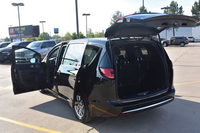 Used 2025 Chrysler Pacifica Select image 17