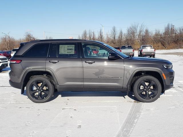 New 2025 Jeep Grand Cherokee Altitude image 10