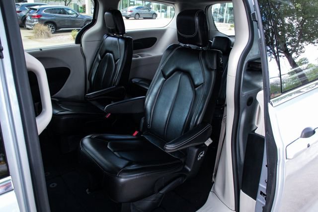 Used 2023 Chrysler Pacifica Touring-L image 36