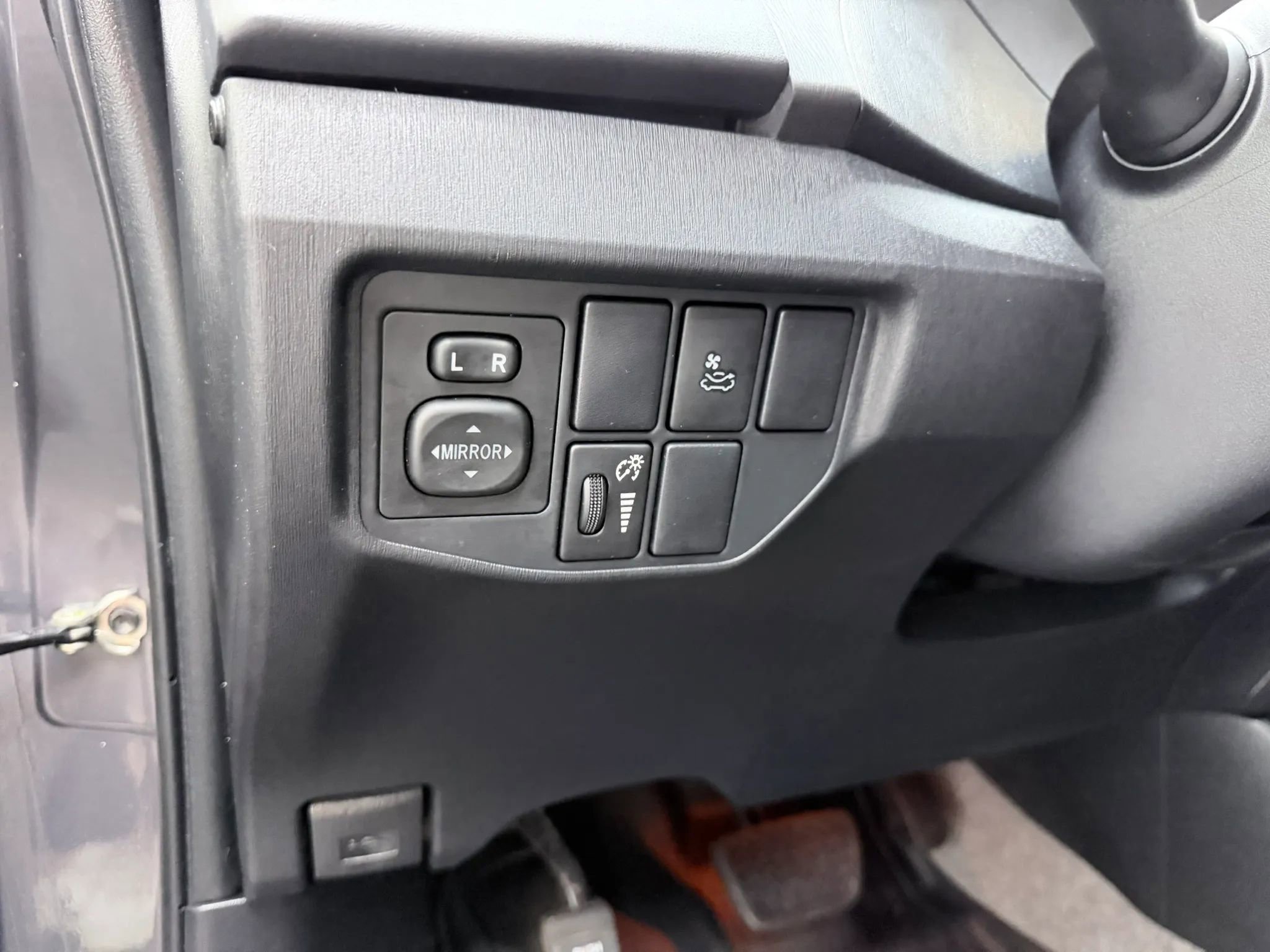 Used 2014 Toyota Prius Four w/ Solar Roof Package FWD image 13