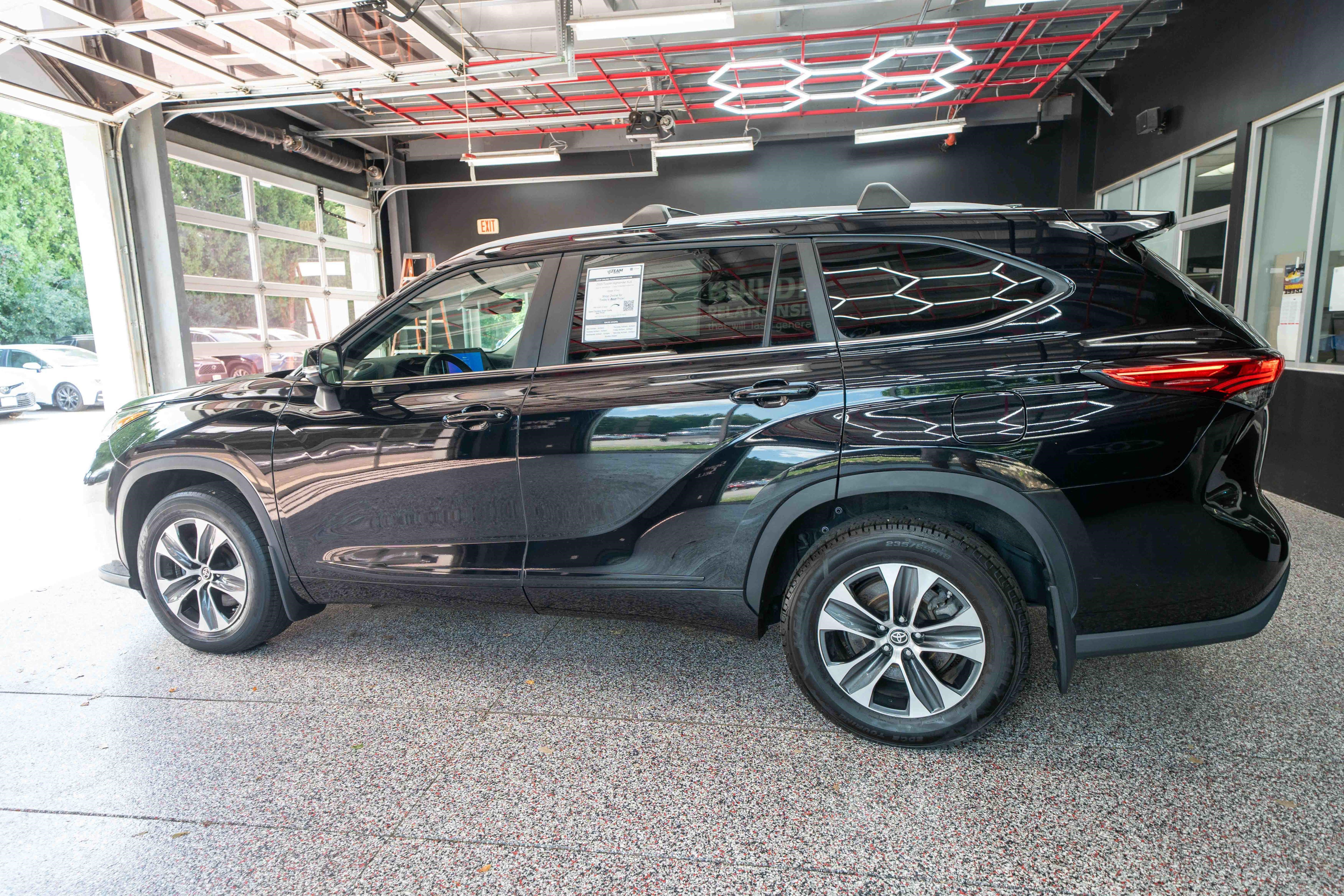 Used 2023 Toyota Highlander XLE AWD/4WD image 2