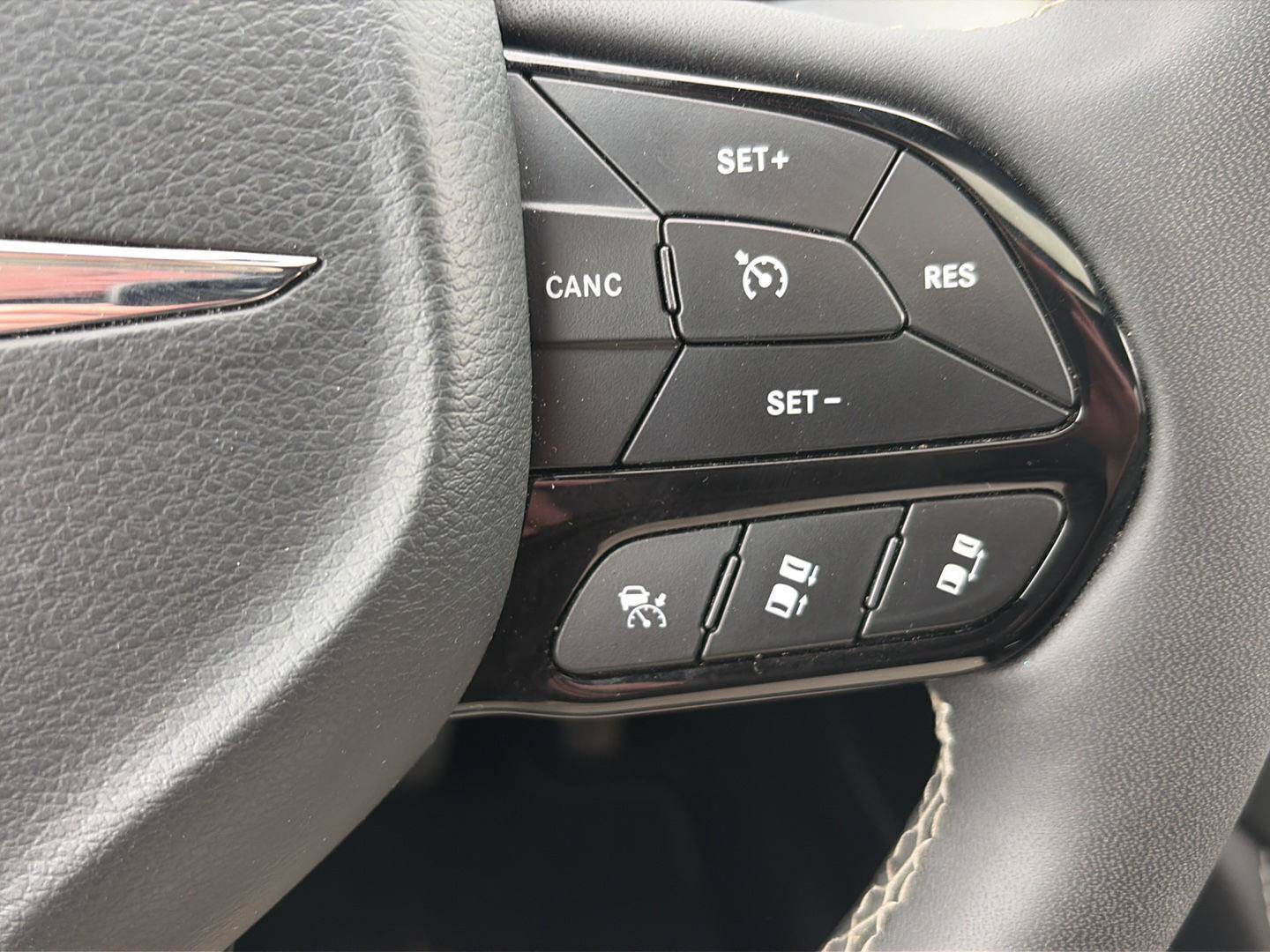 Used 2025 Chrysler Pacifica Limited FWD image 16