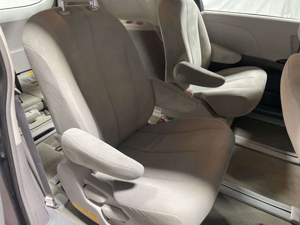Used 2013 Toyota Sienna L FWD image 11
