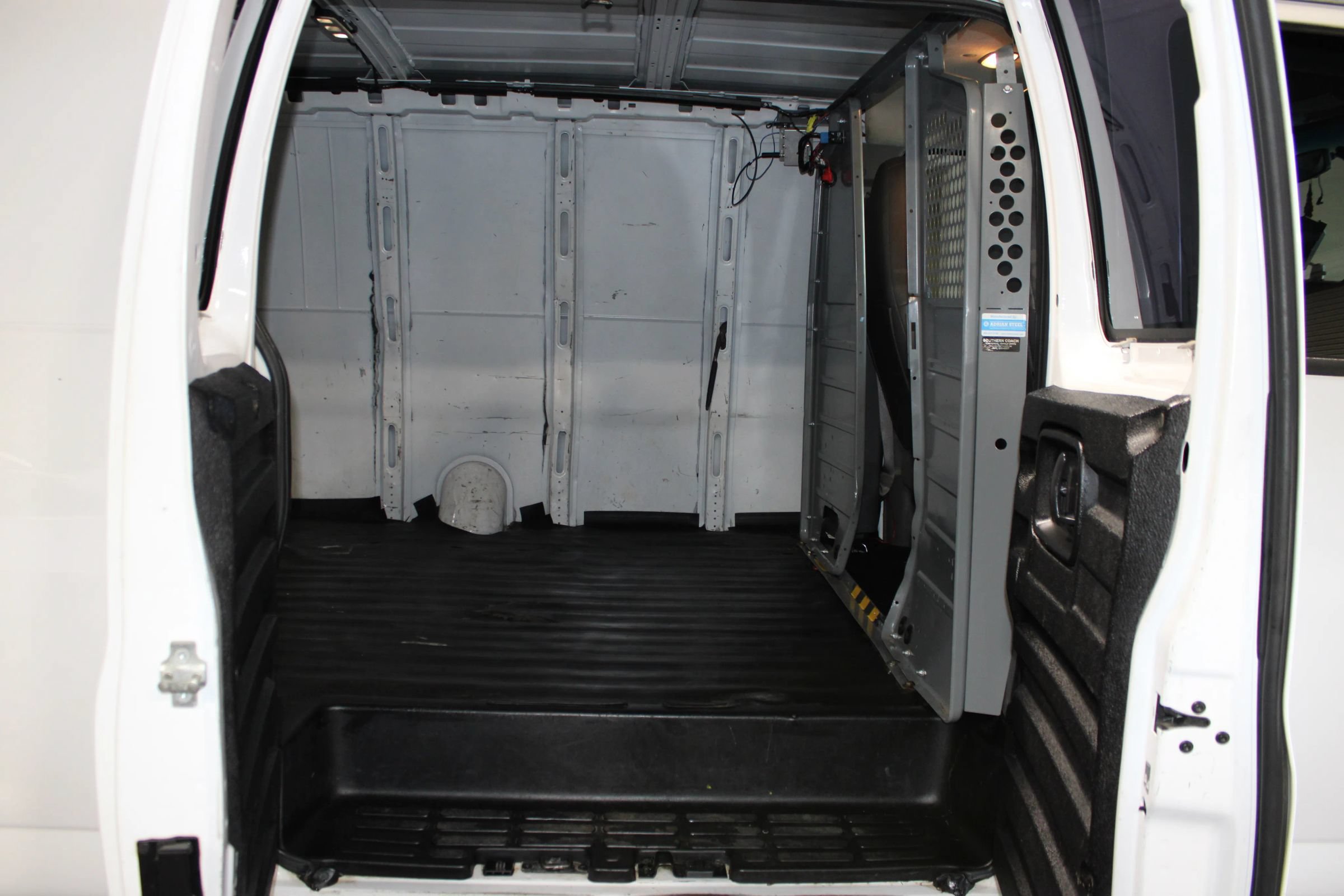 Used 2017 Chevrolet Express 2500 Extended RWD image 23