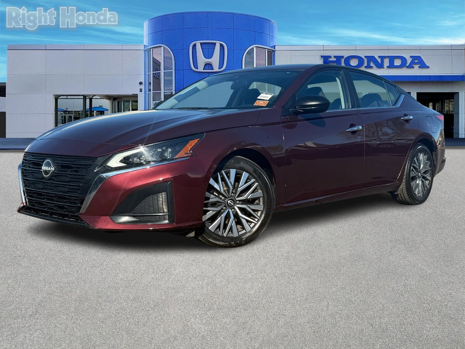 Used 2024 Nissan Altima 2.5 SV image 2