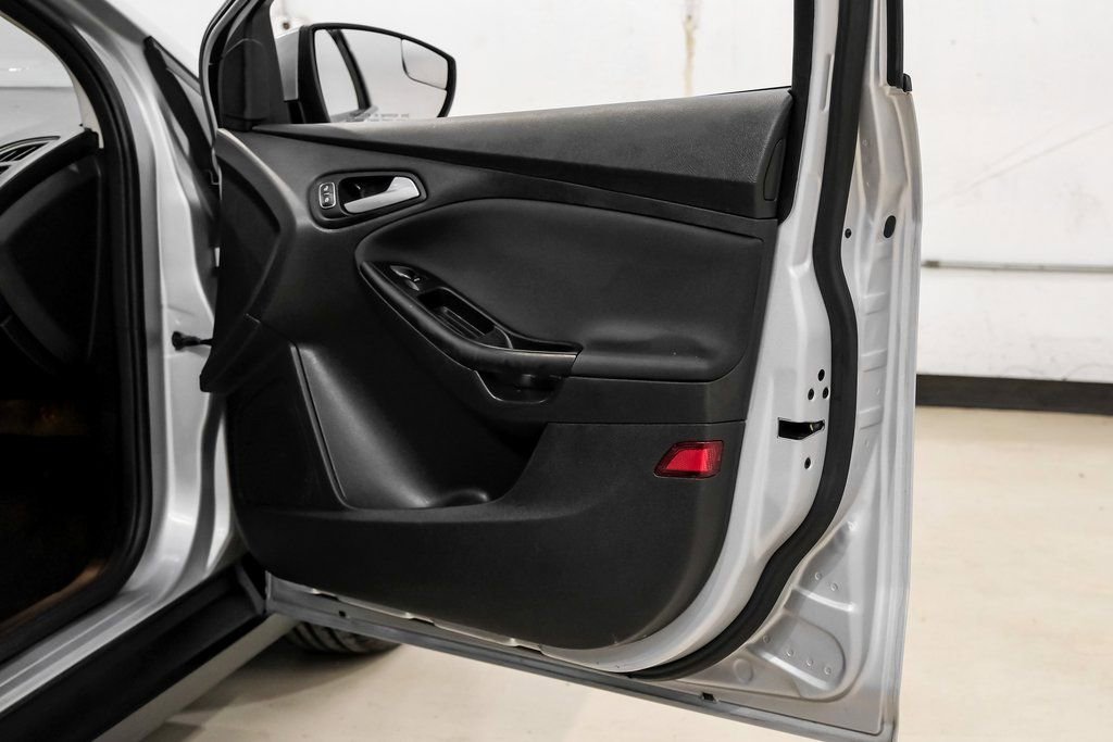 Used 2018 Ford Focus SE FWD image 46