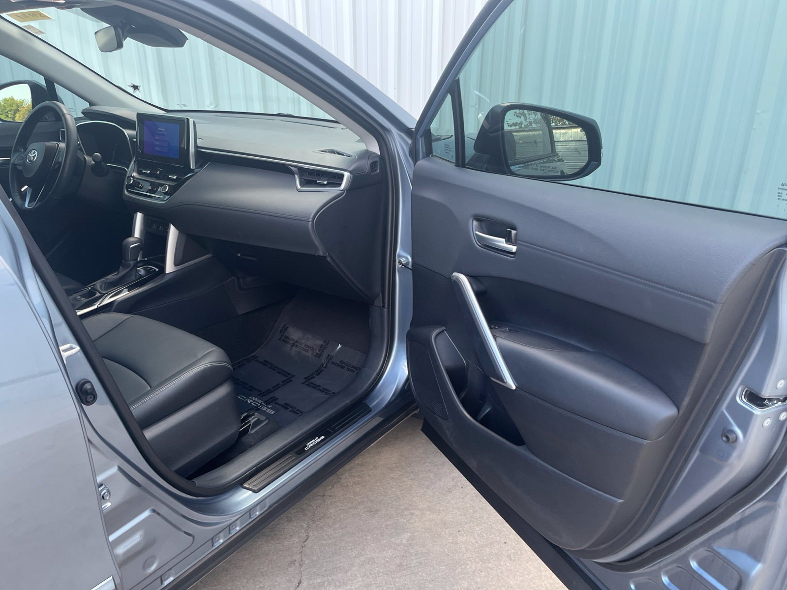 Used 2023 Toyota Corolla Cross XLE w/ Convenience Package FWD image 16