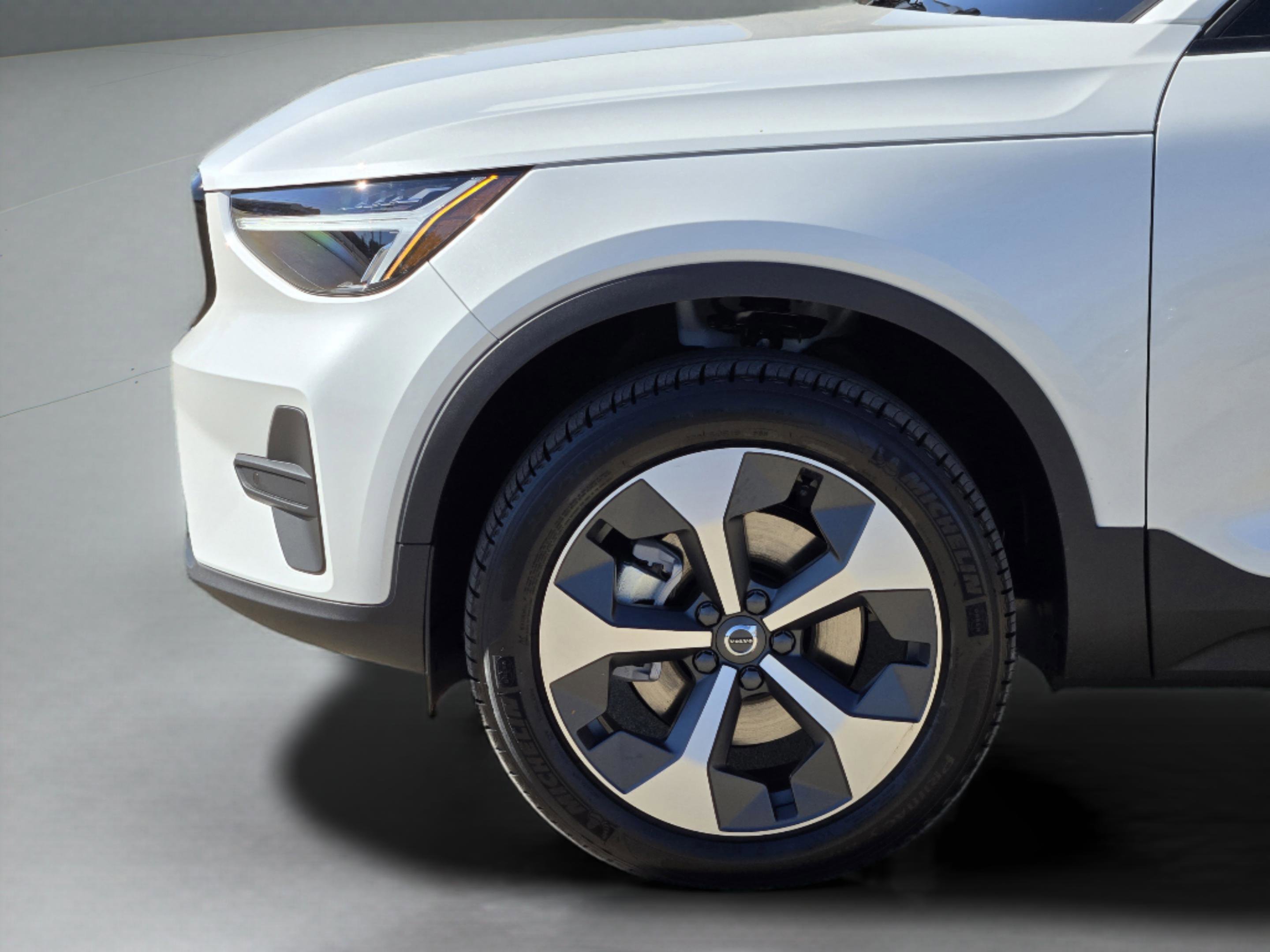 New 2026 Volvo XC40 B4 Core w/ Climate Package FWD image 31