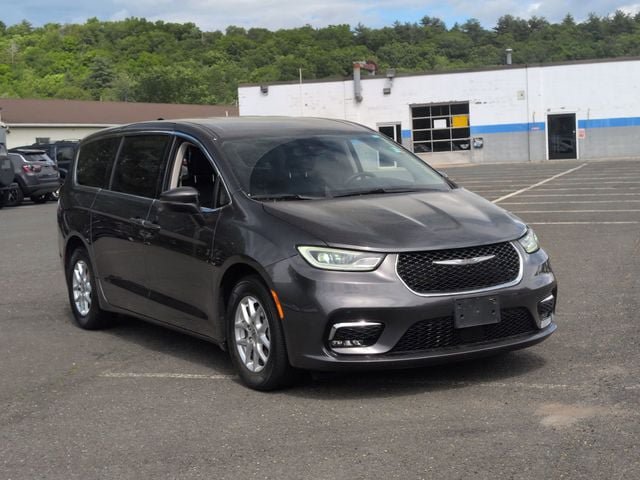 Used 2023 Chrysler Pacifica Touring-L FWD image 3