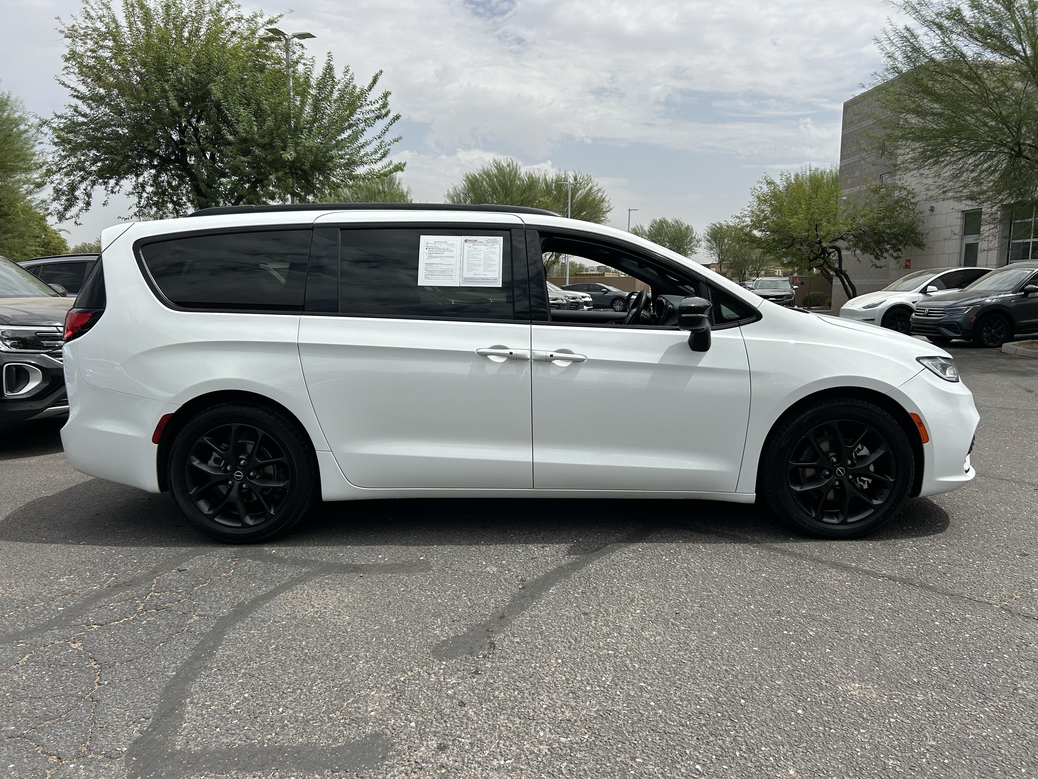 Used 2025 Chrysler Pacifica Limited FWD image 5