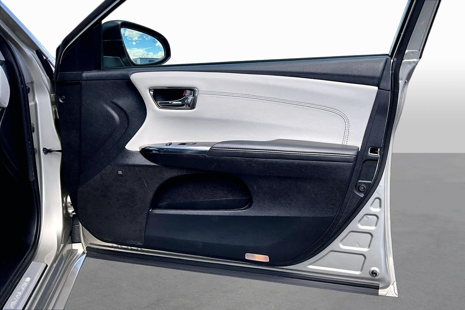 Used 2016 Toyota Avalon Limited w/ Toyota Safety Sense Package FWD image 18