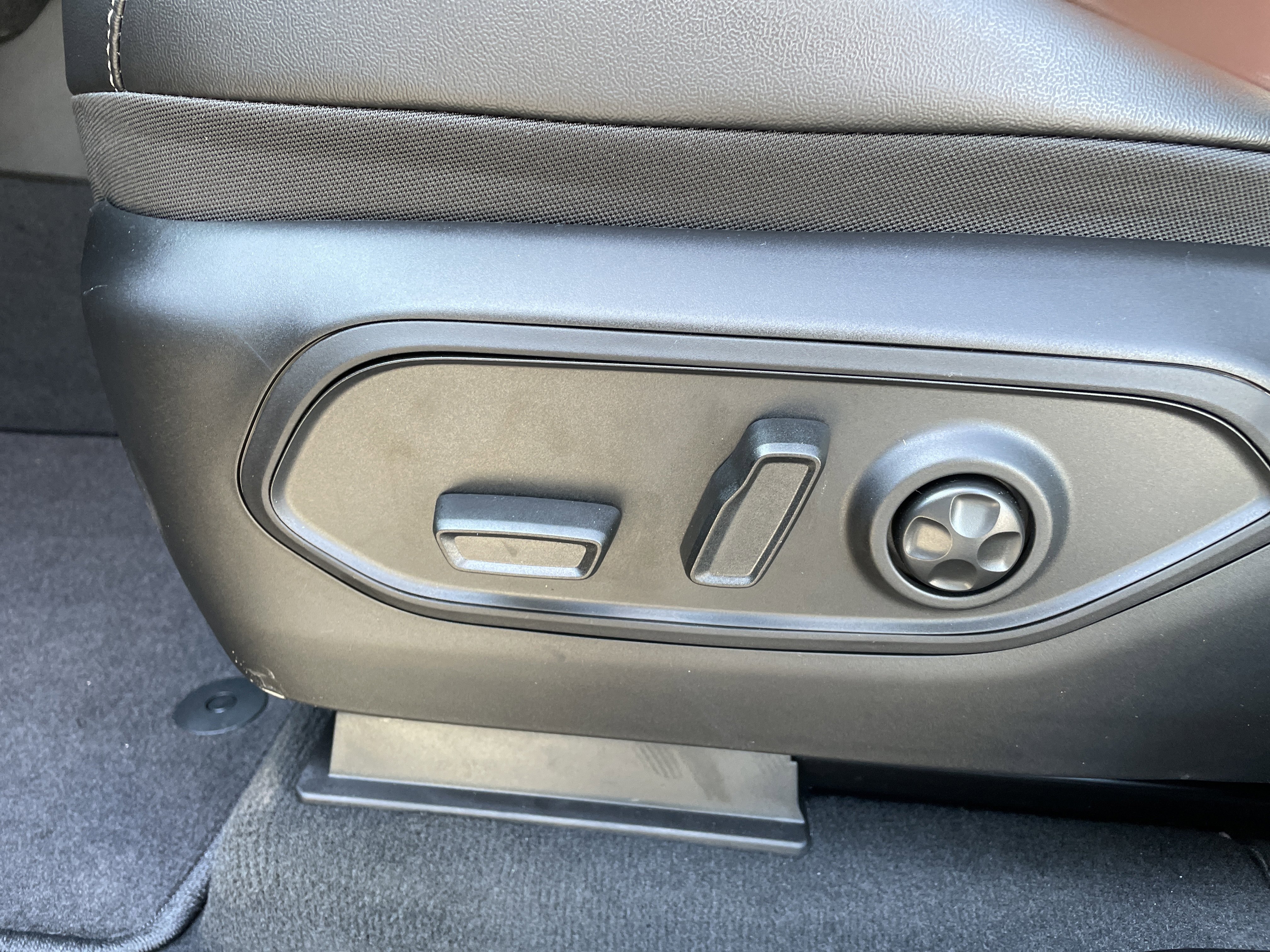 New 2025 Jeep Grand Cherokee Limited w/ Luxury Tech Group II image 12